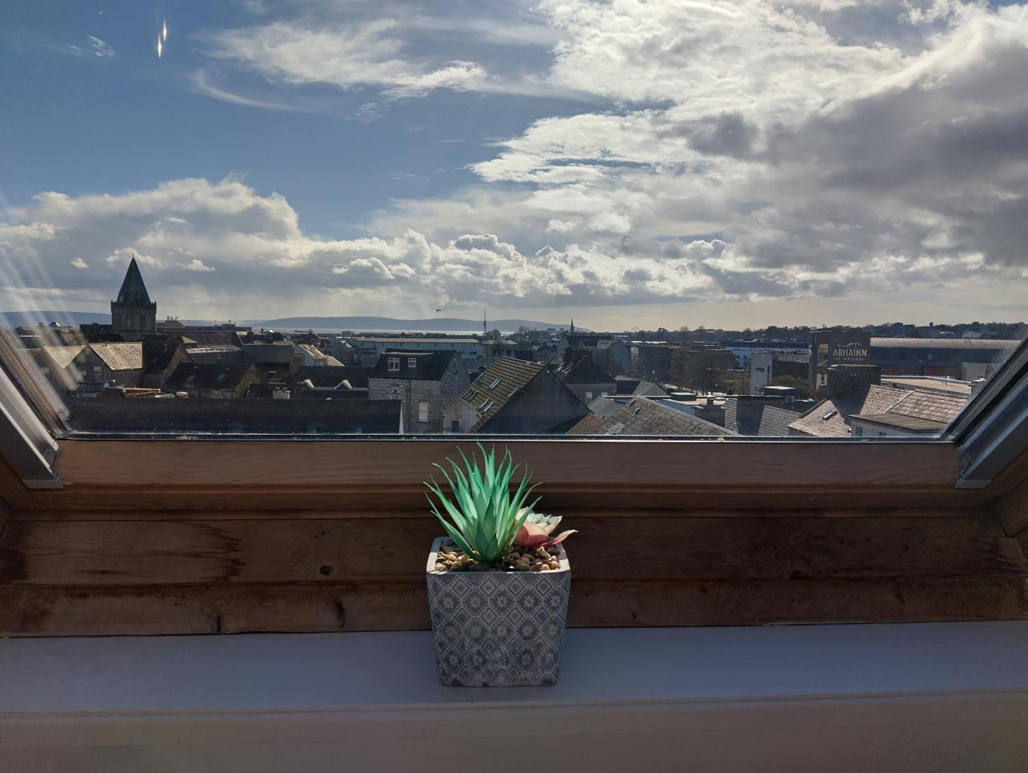 Heart Of City Centre Stunning View Galway Bagian luar foto