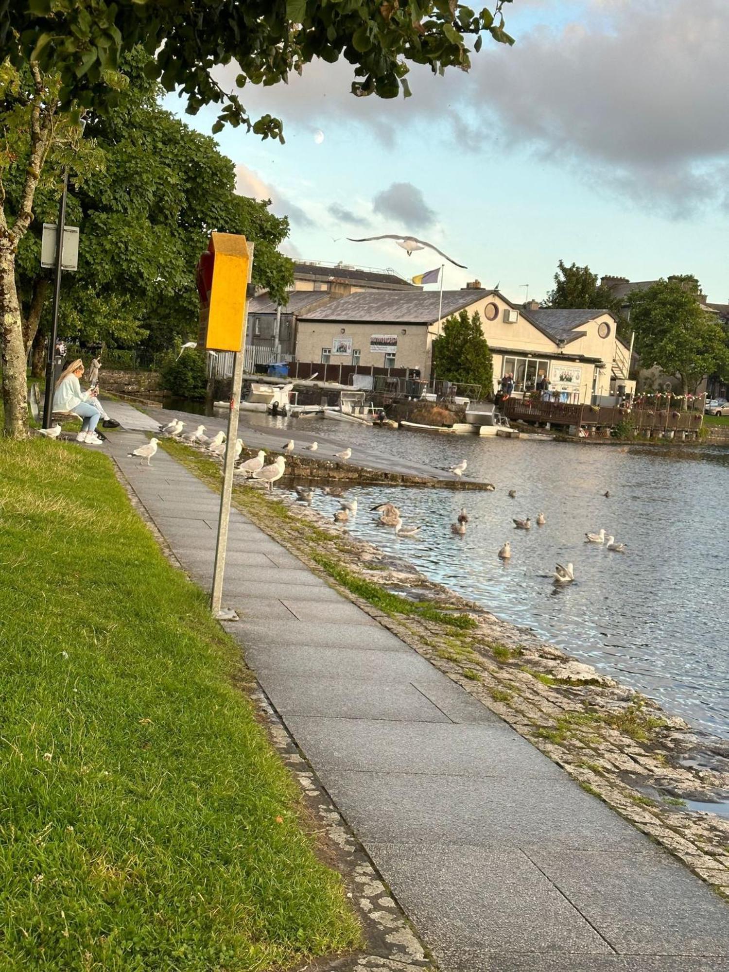 Heart Of City Centre Stunning View Galway Bagian luar foto
